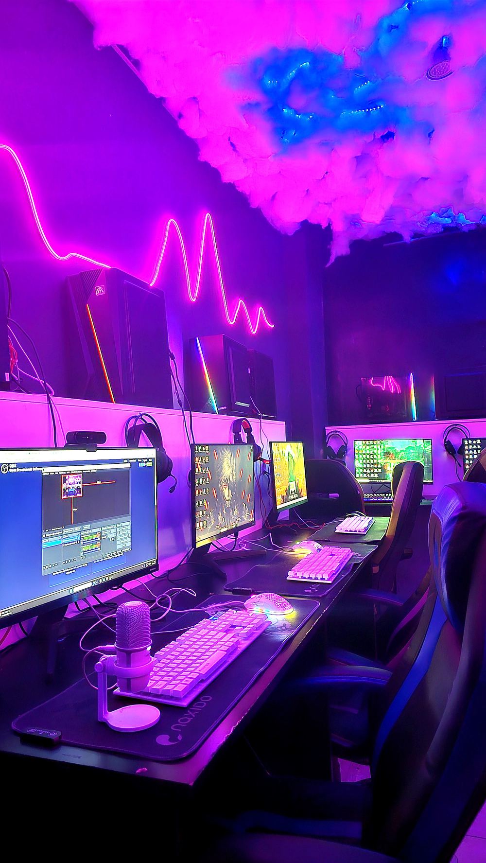 Salón de Arena GameX con setups gamer y ambientación neón