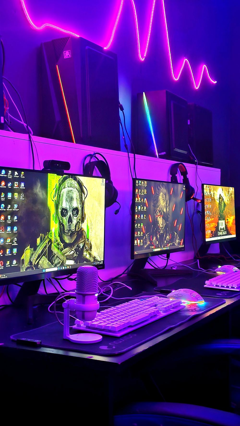 Setups gamer con monitores y luces RGB