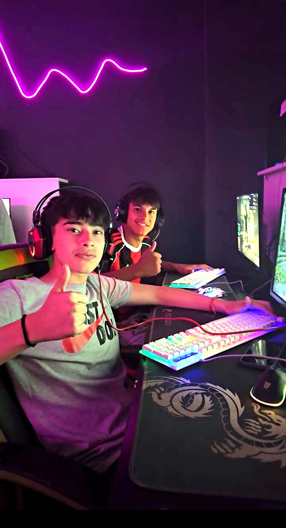 Chicos jugando en cumpleaños gamer