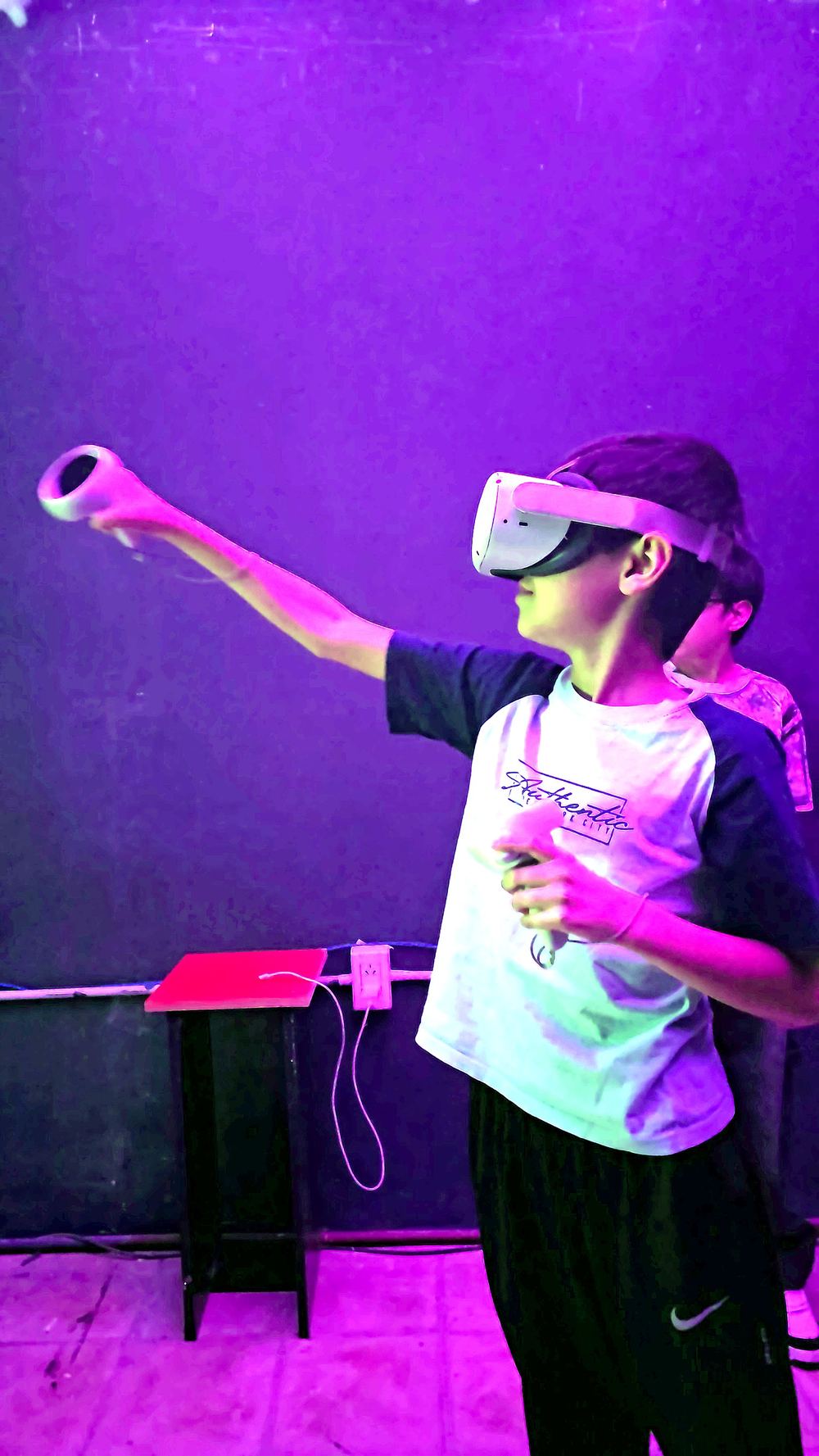 Chico jugando con casco de Realidad Virtual